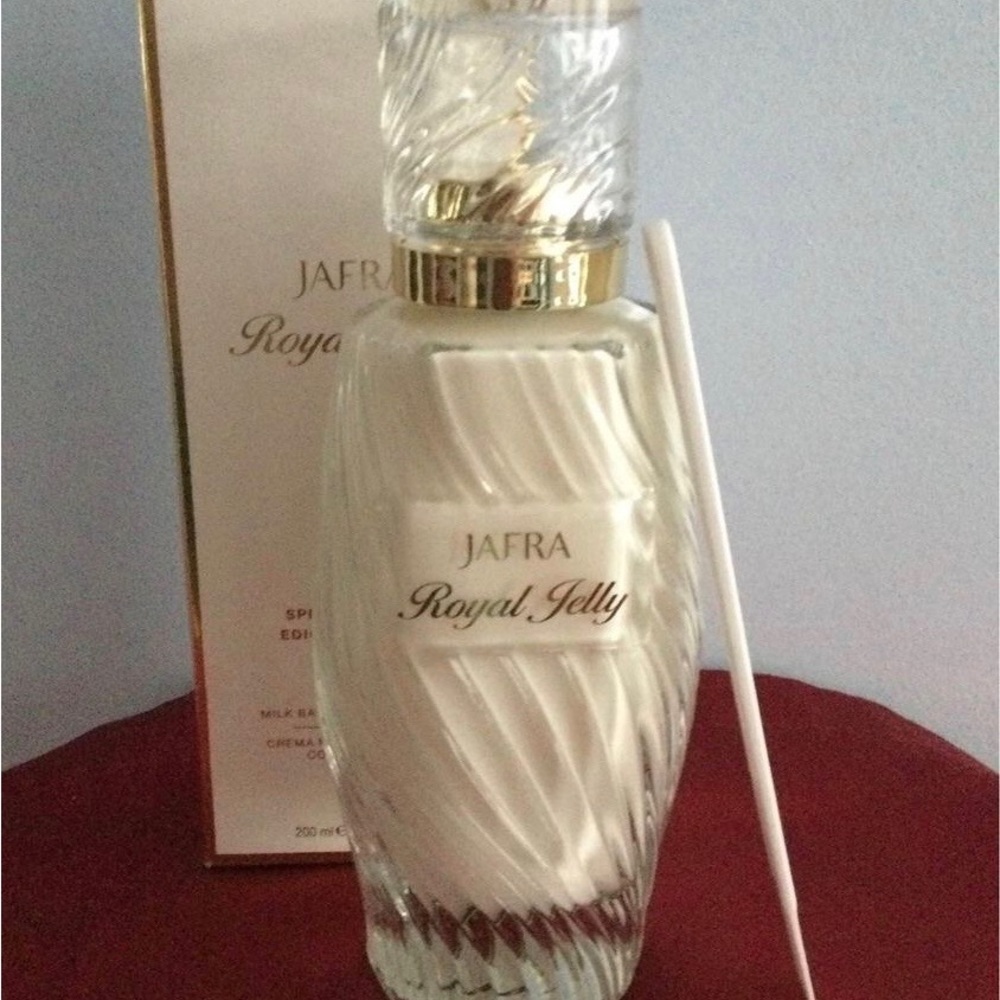 JAFRA Royal Jelly Milk Balm 6.7 oz in Glass Decanter